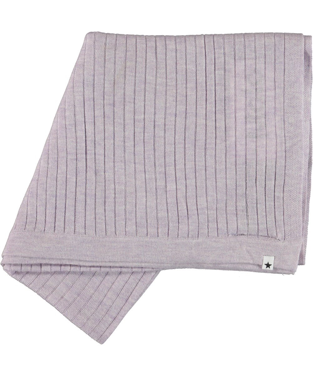 Naia - Frozen Lilac - lyselilla babytæppe i cashmere rib