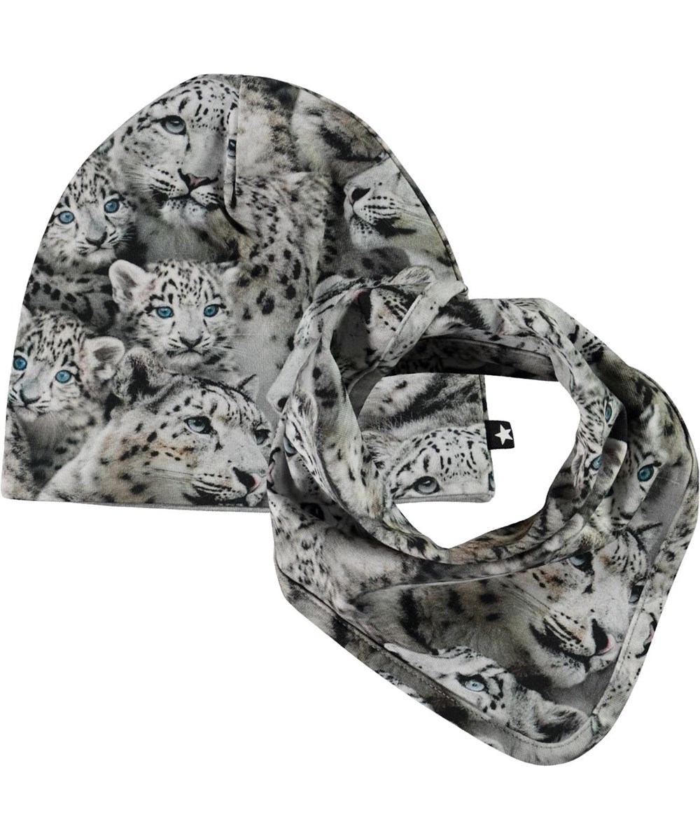Ned Hat and Bib Set - Baby Leopards - Babyhue og hagesmæk sneleopard print