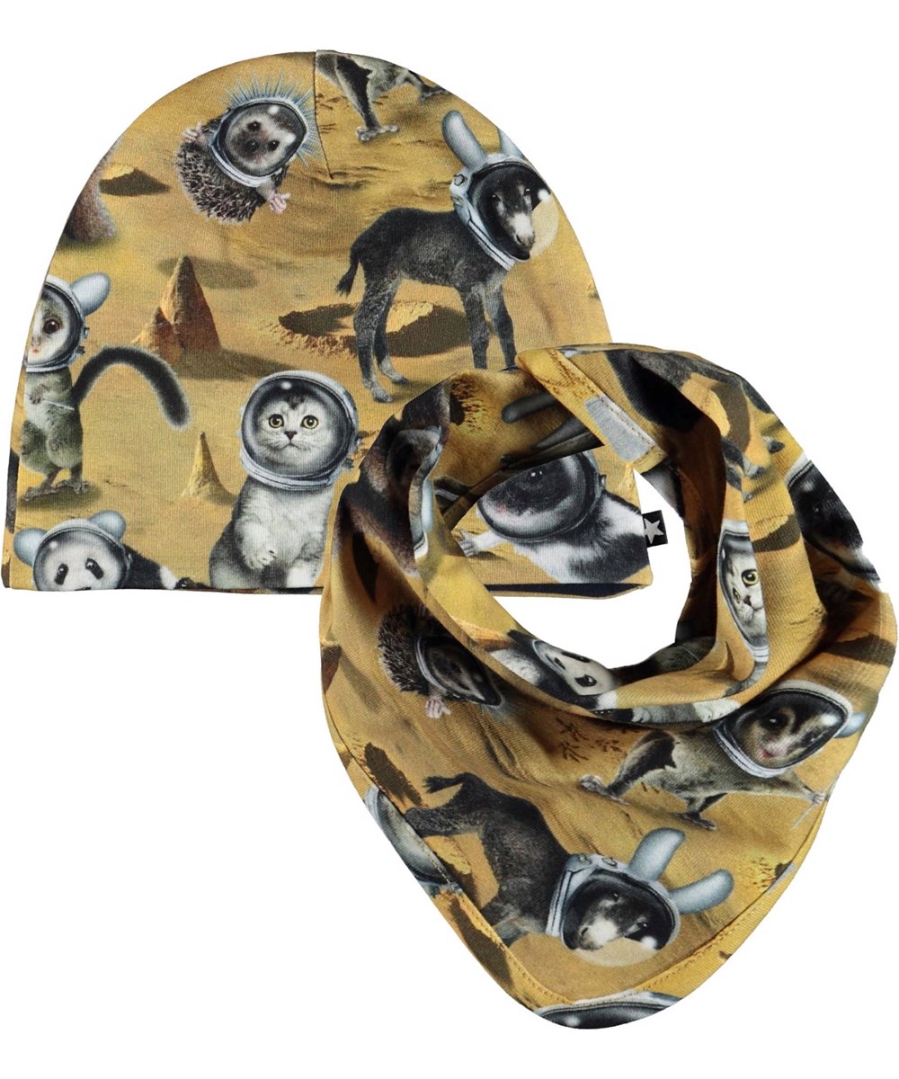 Ned Hat and Bib Set - Kawaiii Planet - Økologisk gul babyhue og hagesmæk med rumdyr