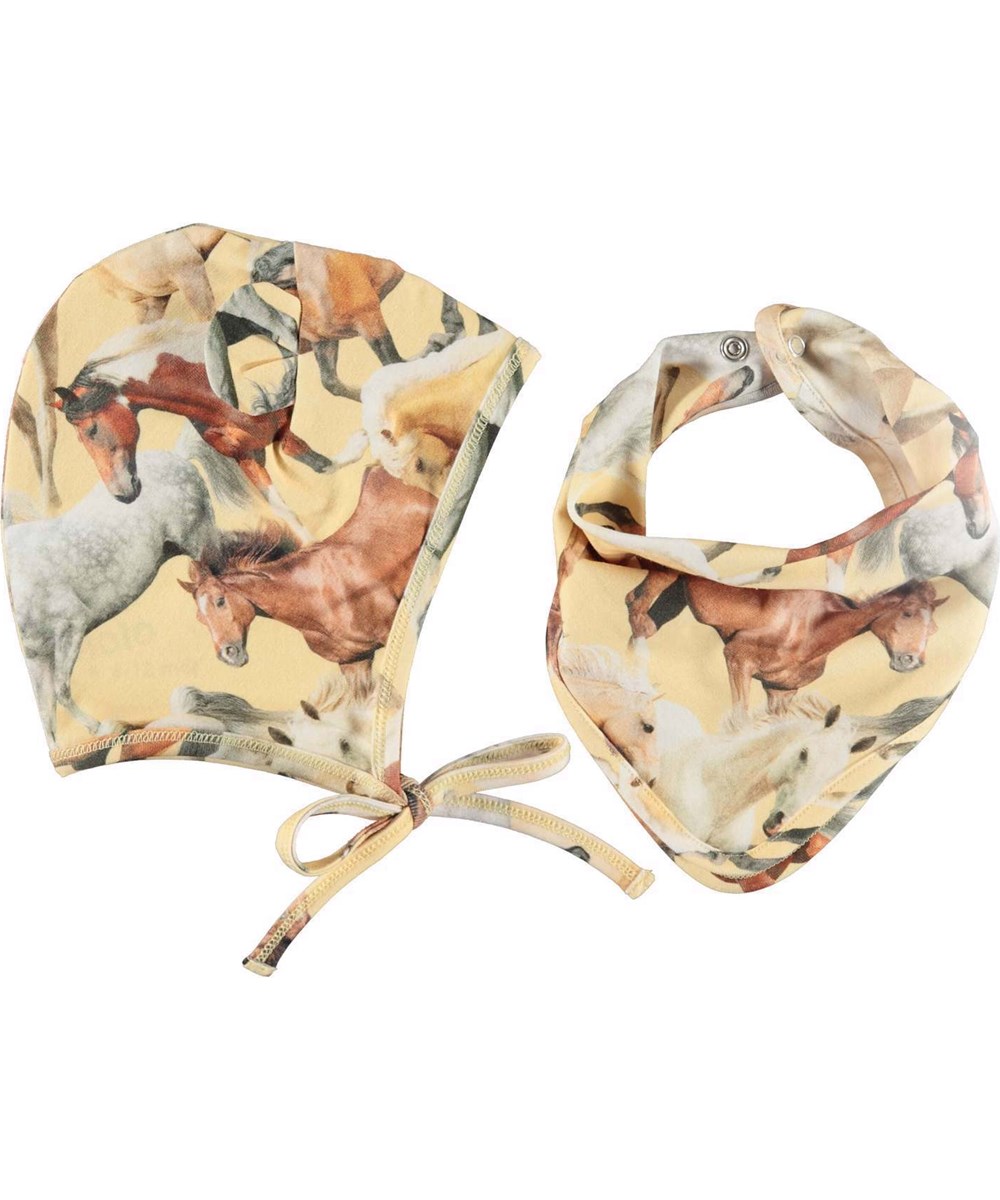 Nilo Hat and Bib Set - Horse Dreams Baby - Lysegul babykyse og hagesmæk med smukke heste