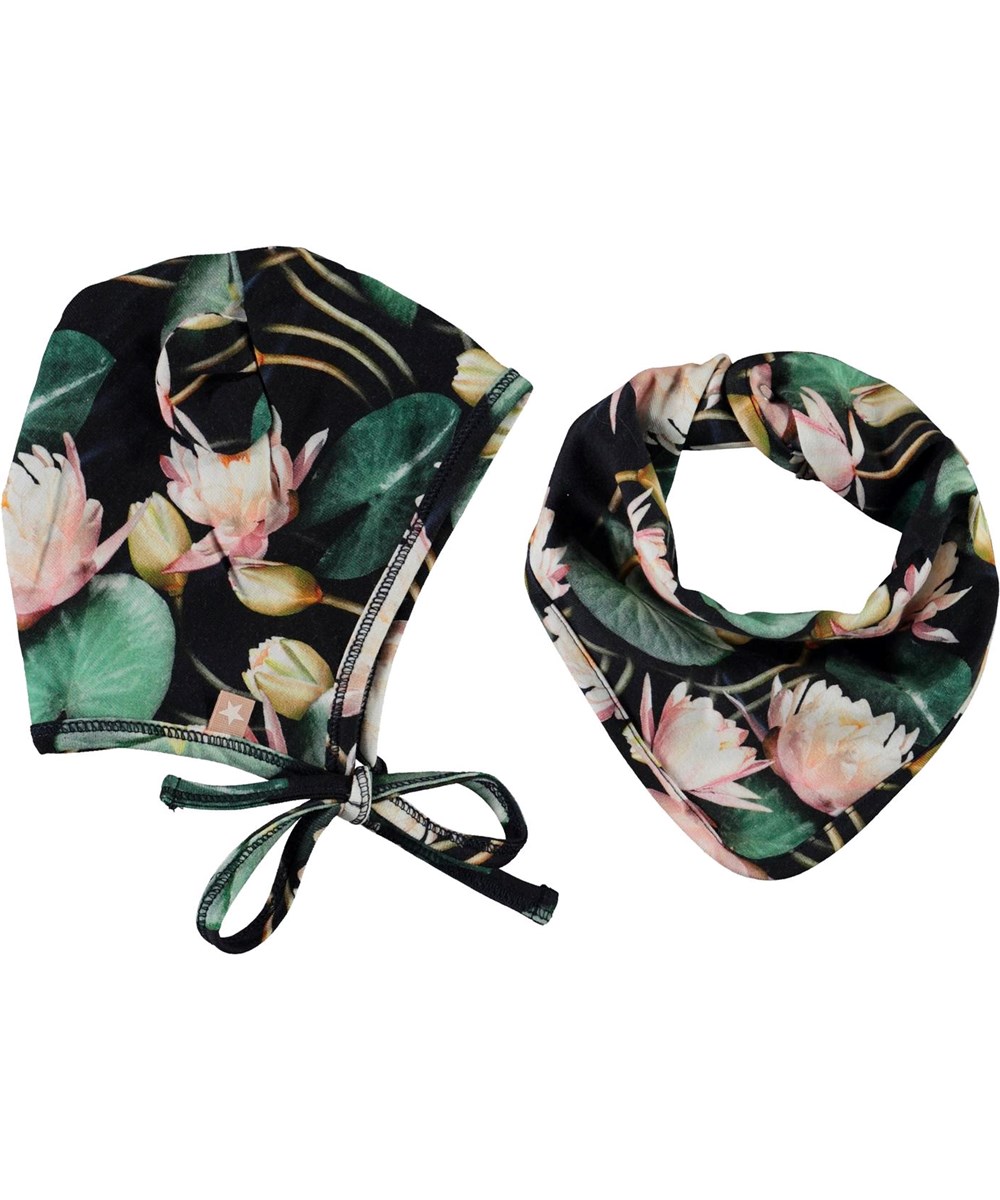 Nilo Hat and Bib Set - Water Lilies - Babyhue og hagesmæk med åkander