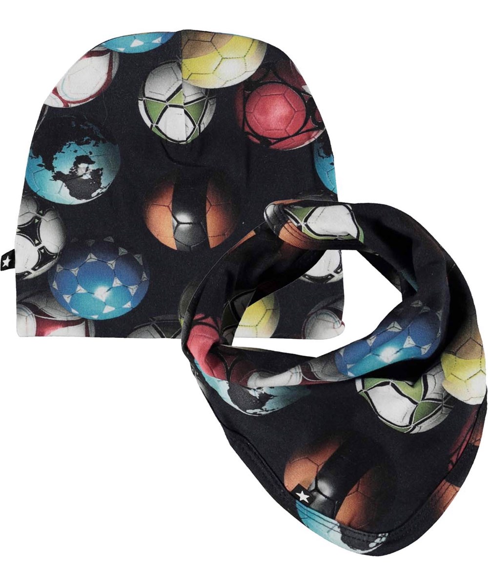Noe Hat and Bib Set - Footballs Blue - Økologisk hue og hagesmæk med fodbold print