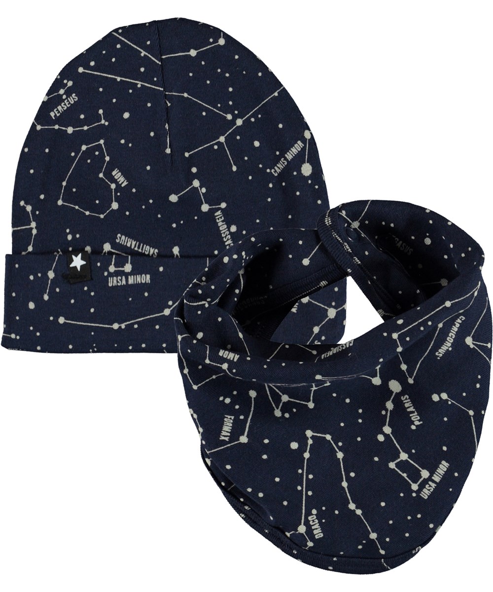Noe Hat and Bib Set - Star Maps - Økologisk mørkeblå hue og hagesmæk med stjerner