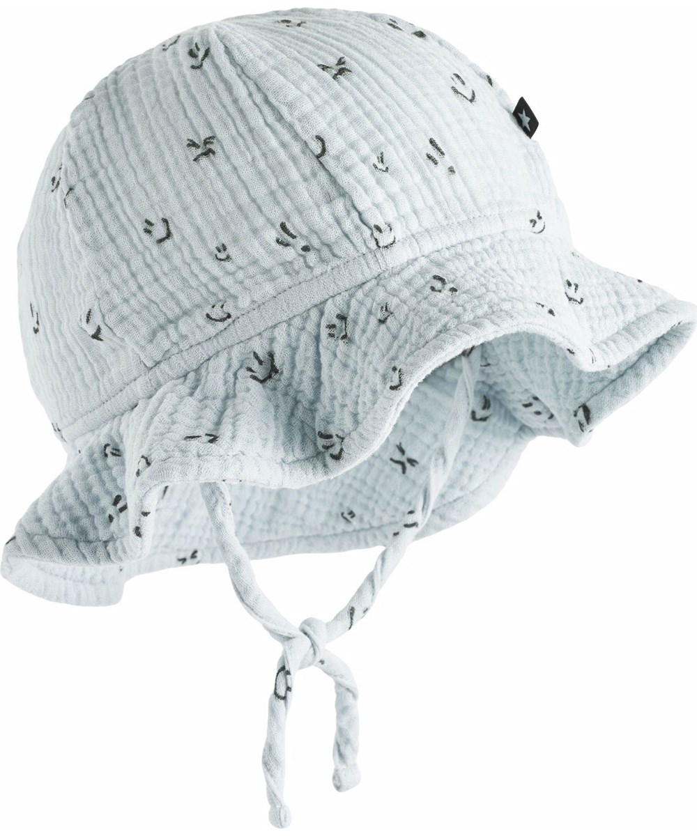 Noel - Moods - Lyseblå babyhat med skygge i økologisk bomuld og print af smilende ansigter. 
