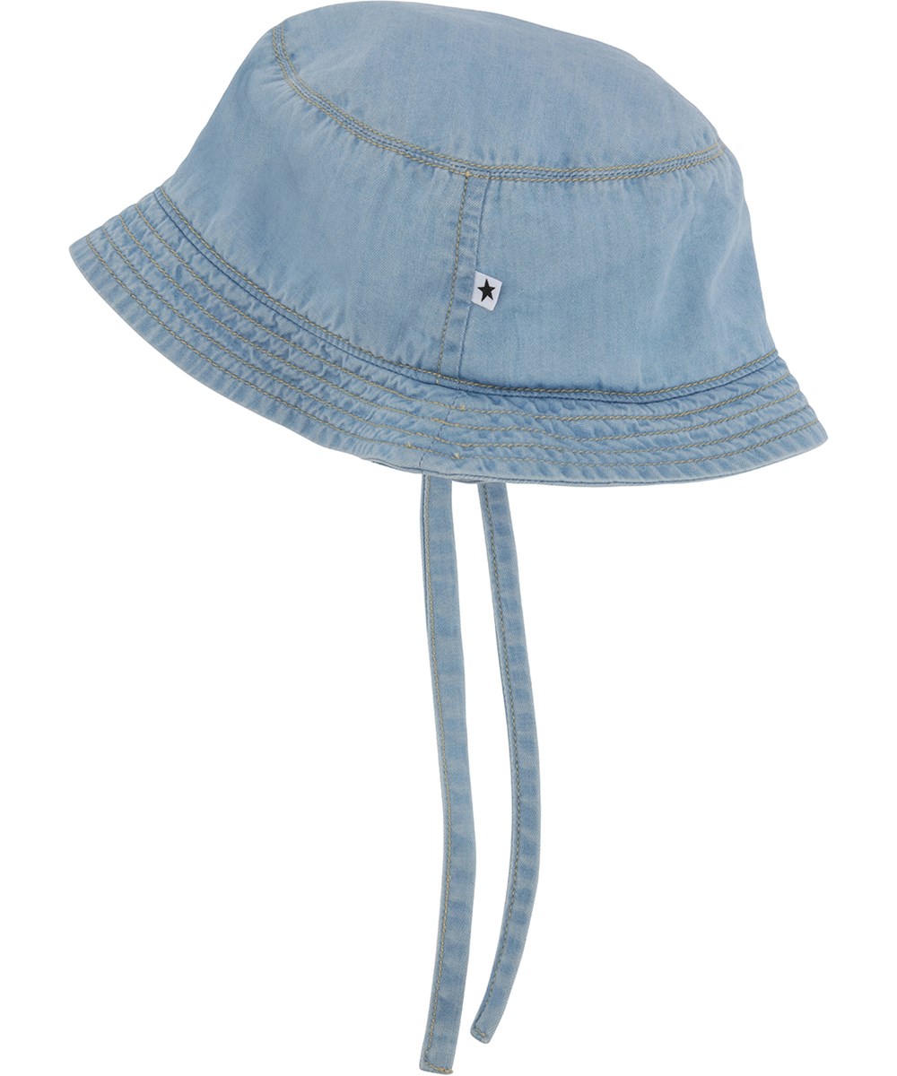 Nomly - Summer Wash Indigo - Lyseblå solhat i økologisk bomulds-chambray med bindebånd under hagen.