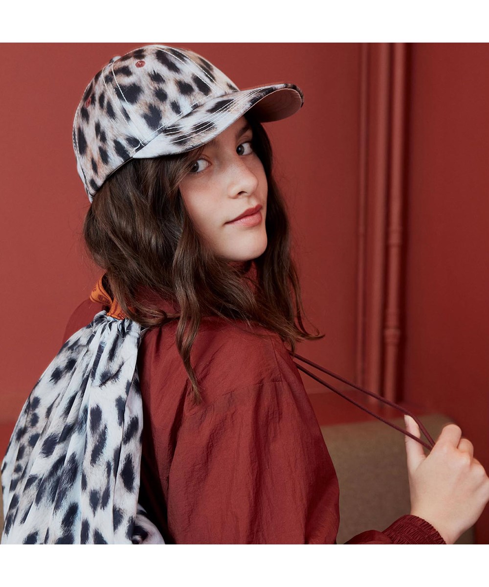 Sebastian - Snowy Leo Fur - Sneleopard printet sports kasket