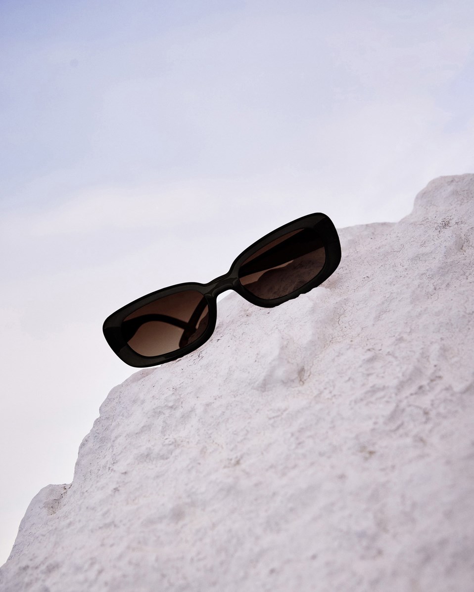 Selah - Black - Oval børne solbrille i sort med tonede glas, blank overflade og 100% UV-beskyttelse