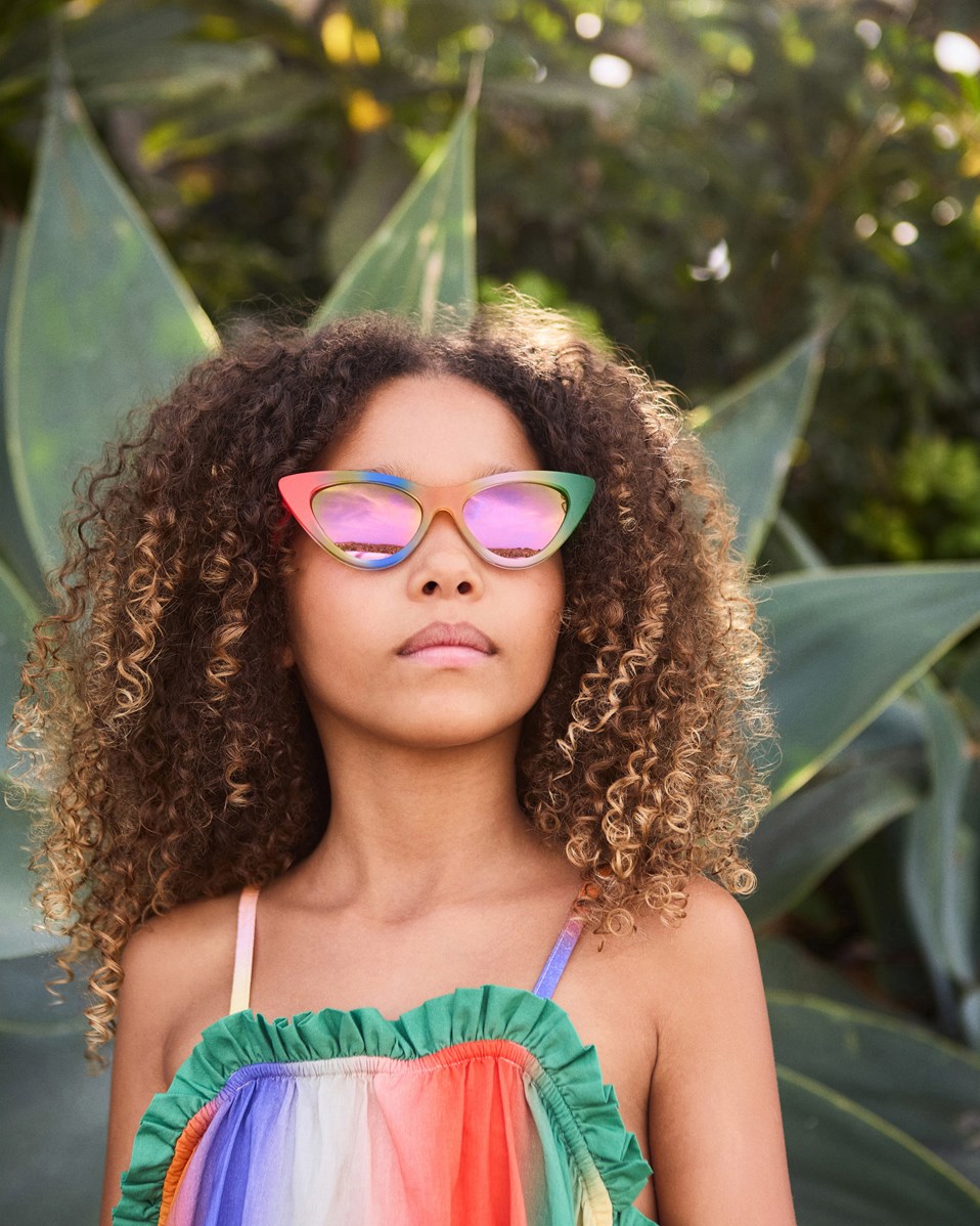 Sola - Rainbow Light - Multifarvet cat eye solbriller med tonede glas, satineret overflade og 100% UV-beskyttelse.