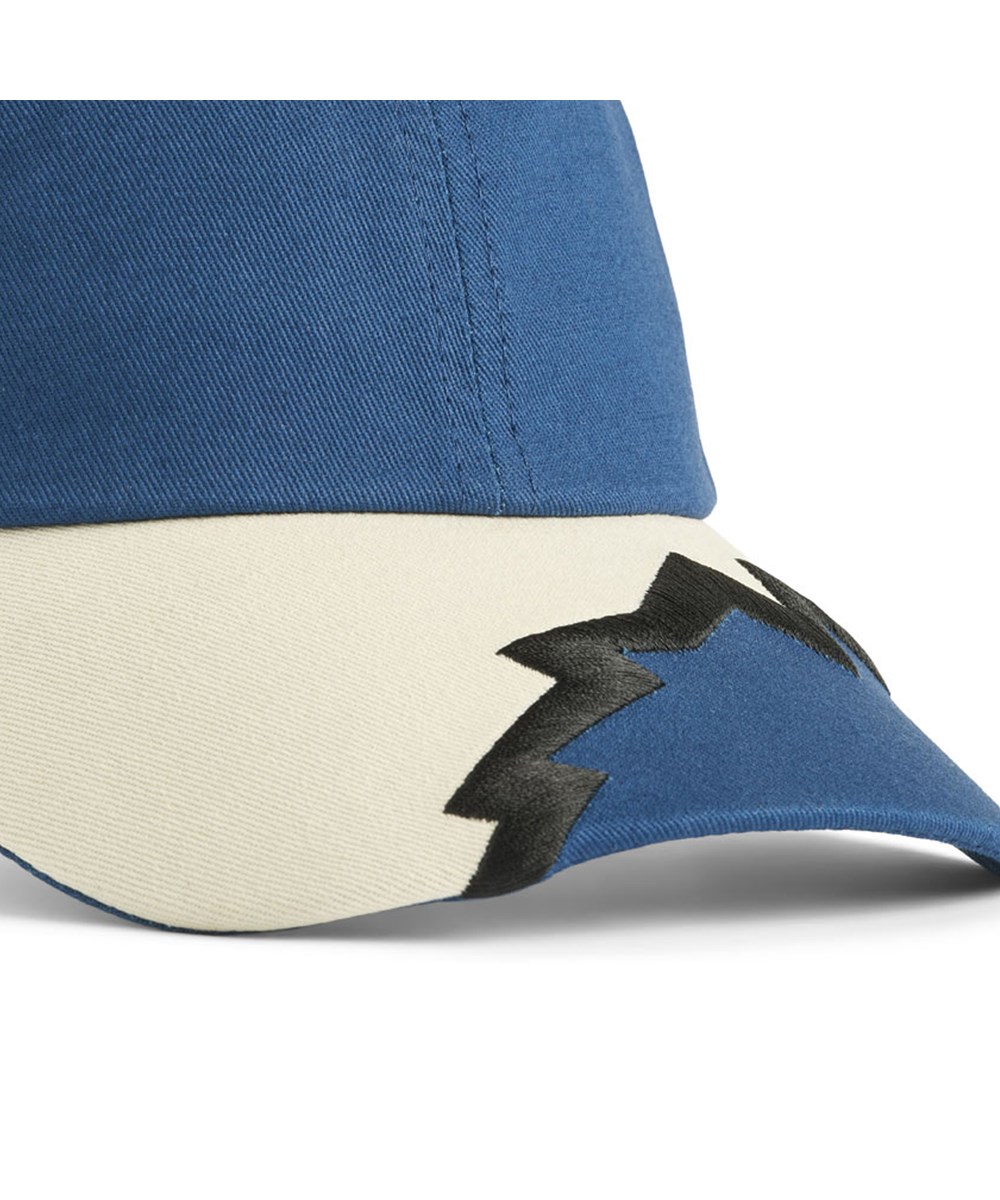 Steel - Blue Noise - Kasket i blå, beige med sort broderi til børn.