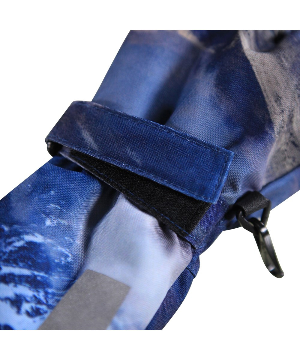 Igor - Snowy Mountains - Blå vandtætte og åndbare luffer til børn med bjergprint og 3M™ Thinsulate™ isolering.