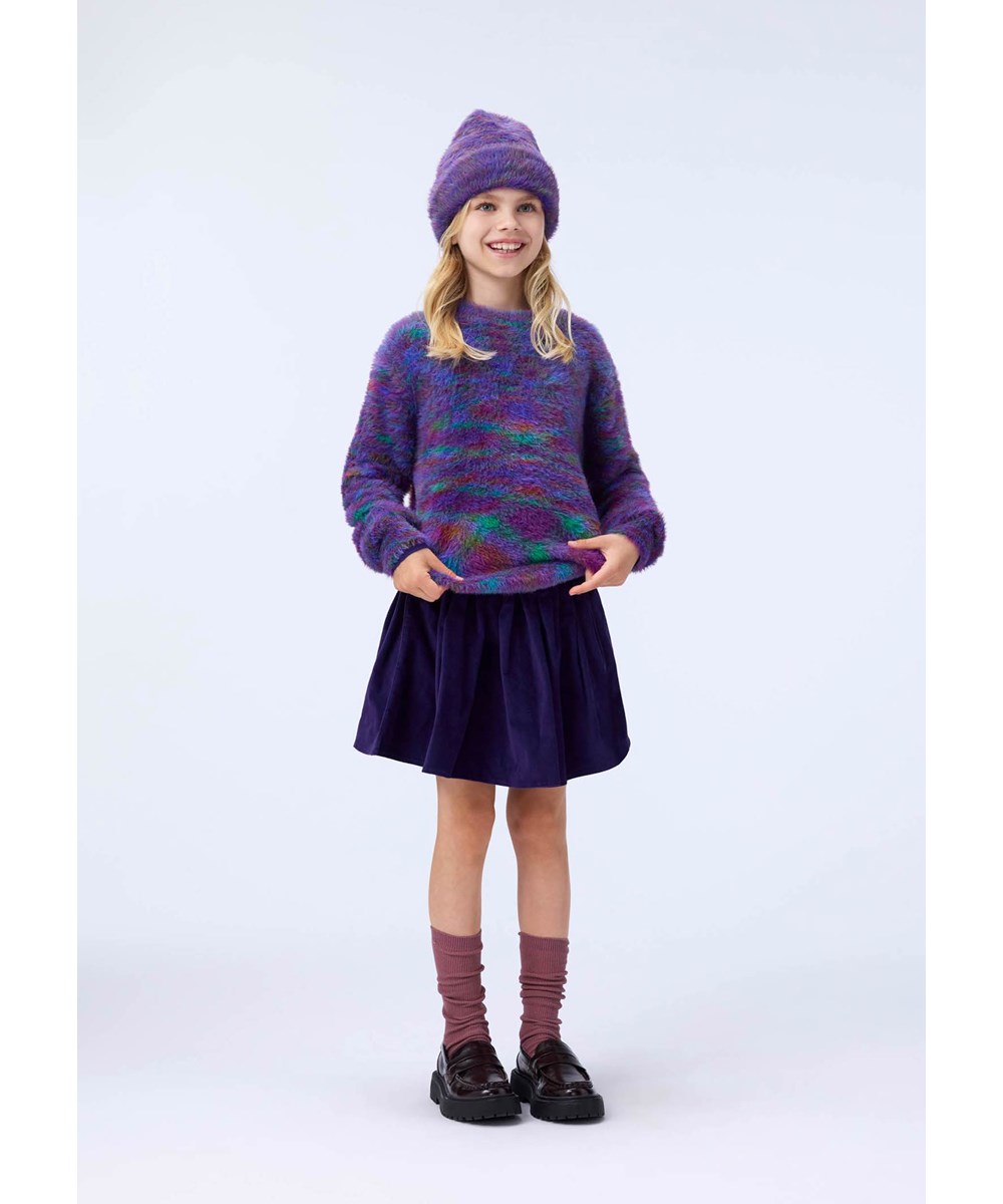 Kaia - Purple Mix - Lilla fluffy hue med multifarvet spil i garnet til børn. 