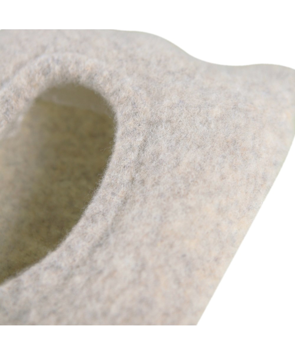 Kallan - Soft Beige - Lys beige elefanthue i uldblanding med søde ører, til børn. 