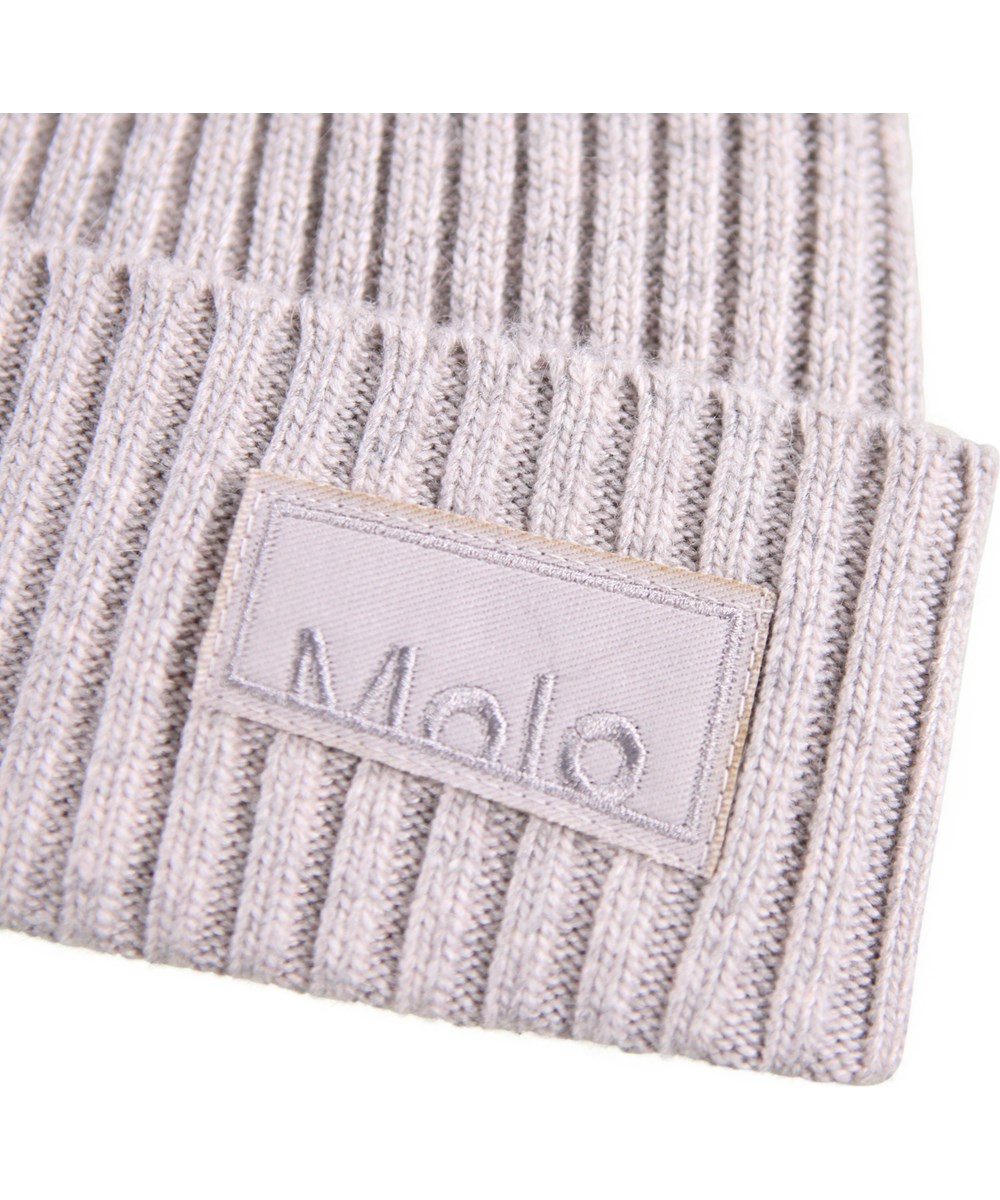 Karli - Lilac Marble - Lyslilla ribstrikket hue med ombuk til børn. 