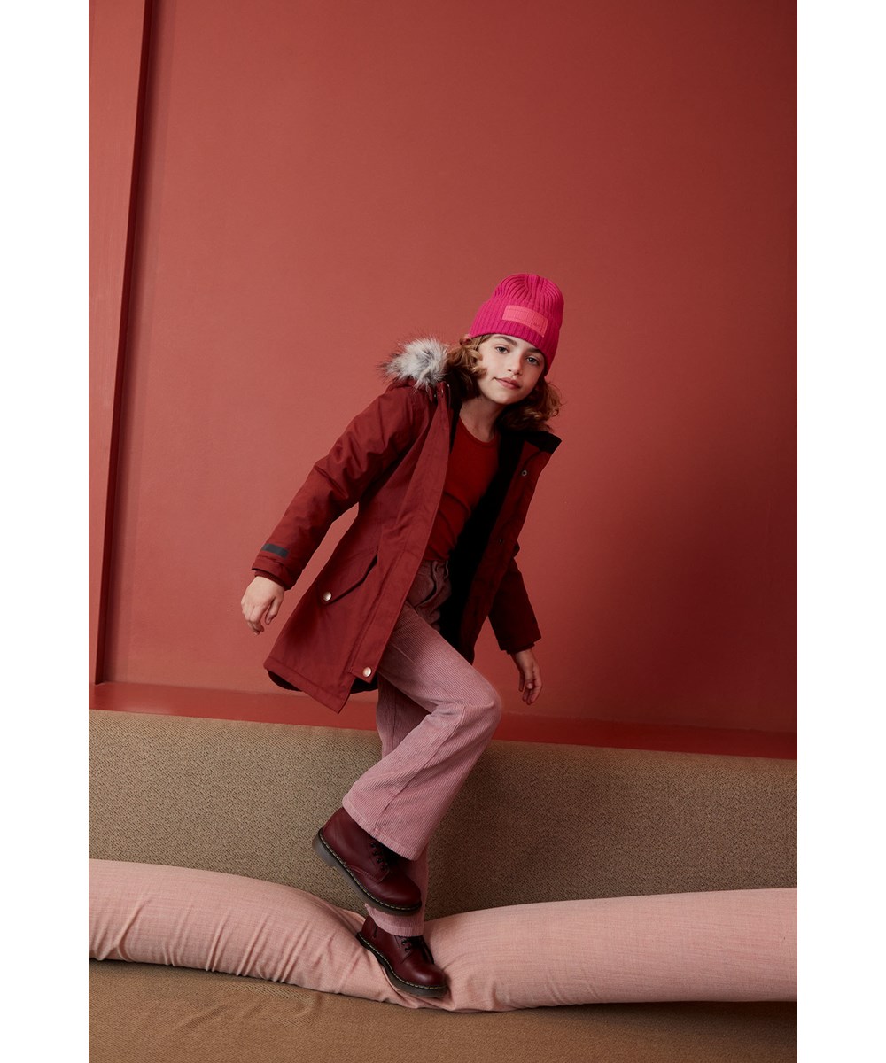 Karli - Wild Pink - Kabelstrikket pink hue i uld