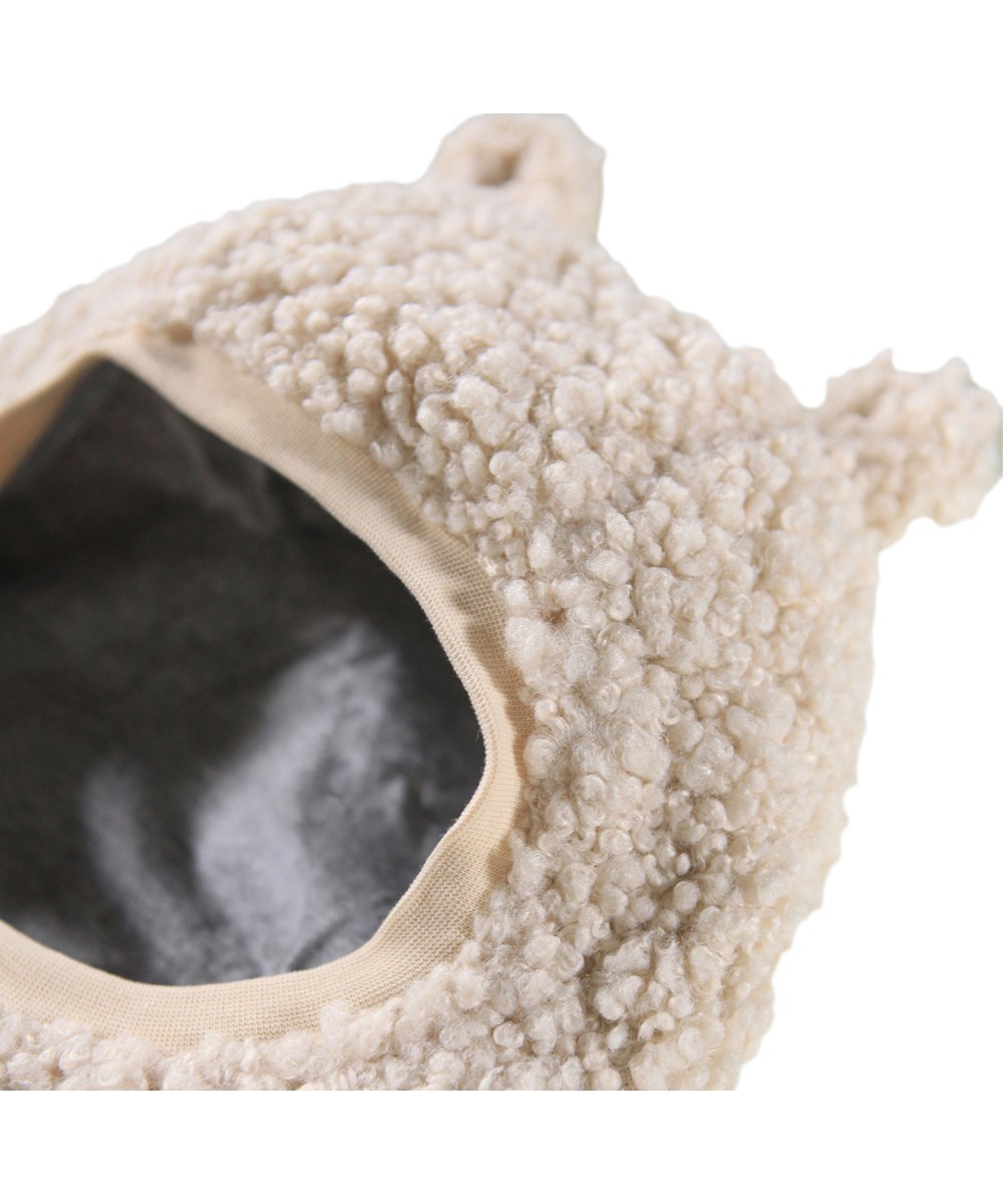 Kay - Vanilla - Cremefarvet elefanthue i teddyfleece med søde bamseører, til børn. 