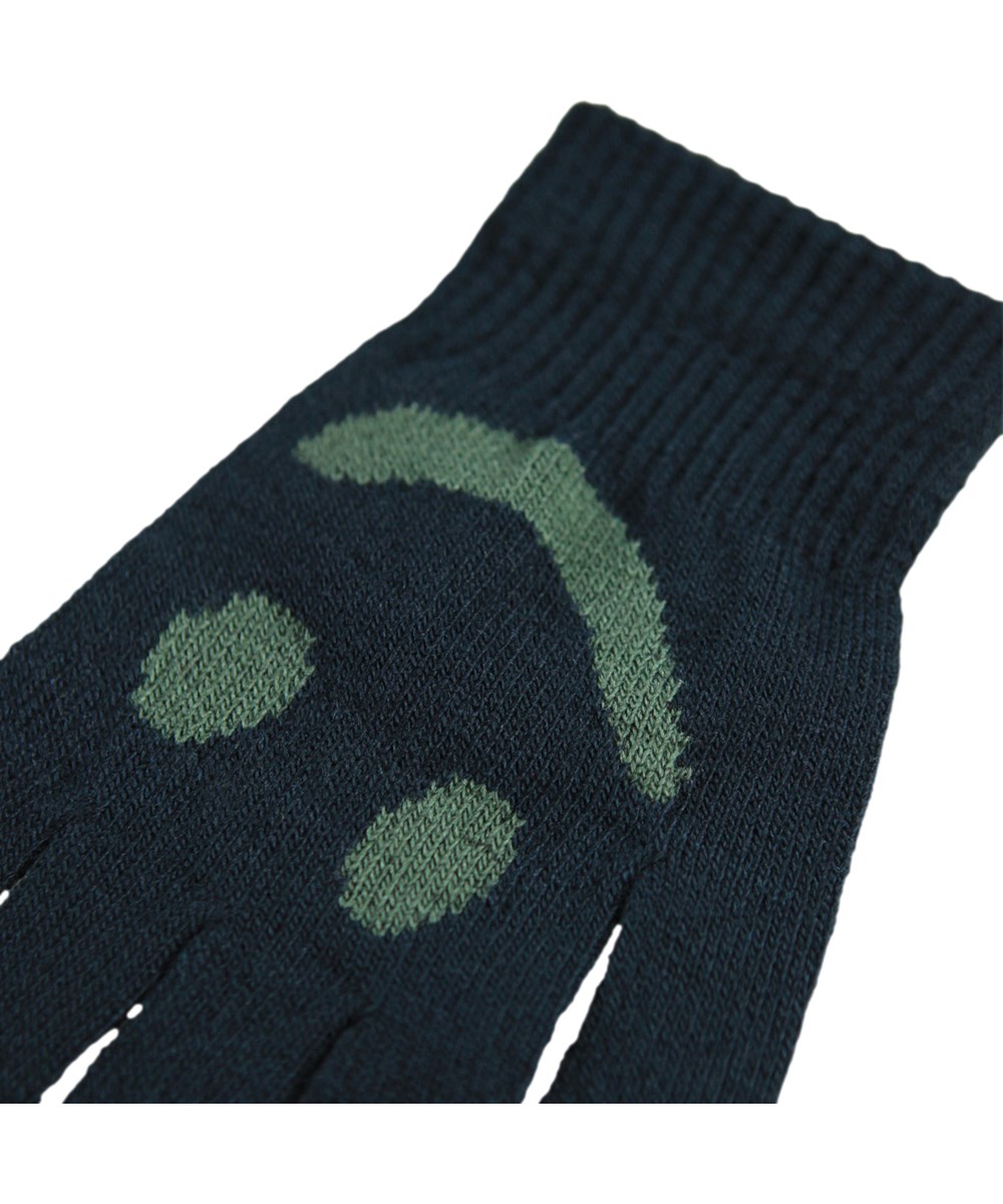 Kello - Night Navy - 2-pak strikhandsker til børn. Det ene par er grønne og sorte, mens det andet par er mørkegrønt med lysegrønt smilende ansigt