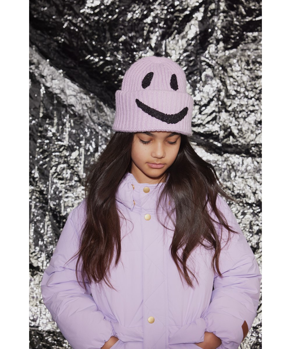 Kim - Pastel Lilac - Lilla ribstrikket hue med artwork