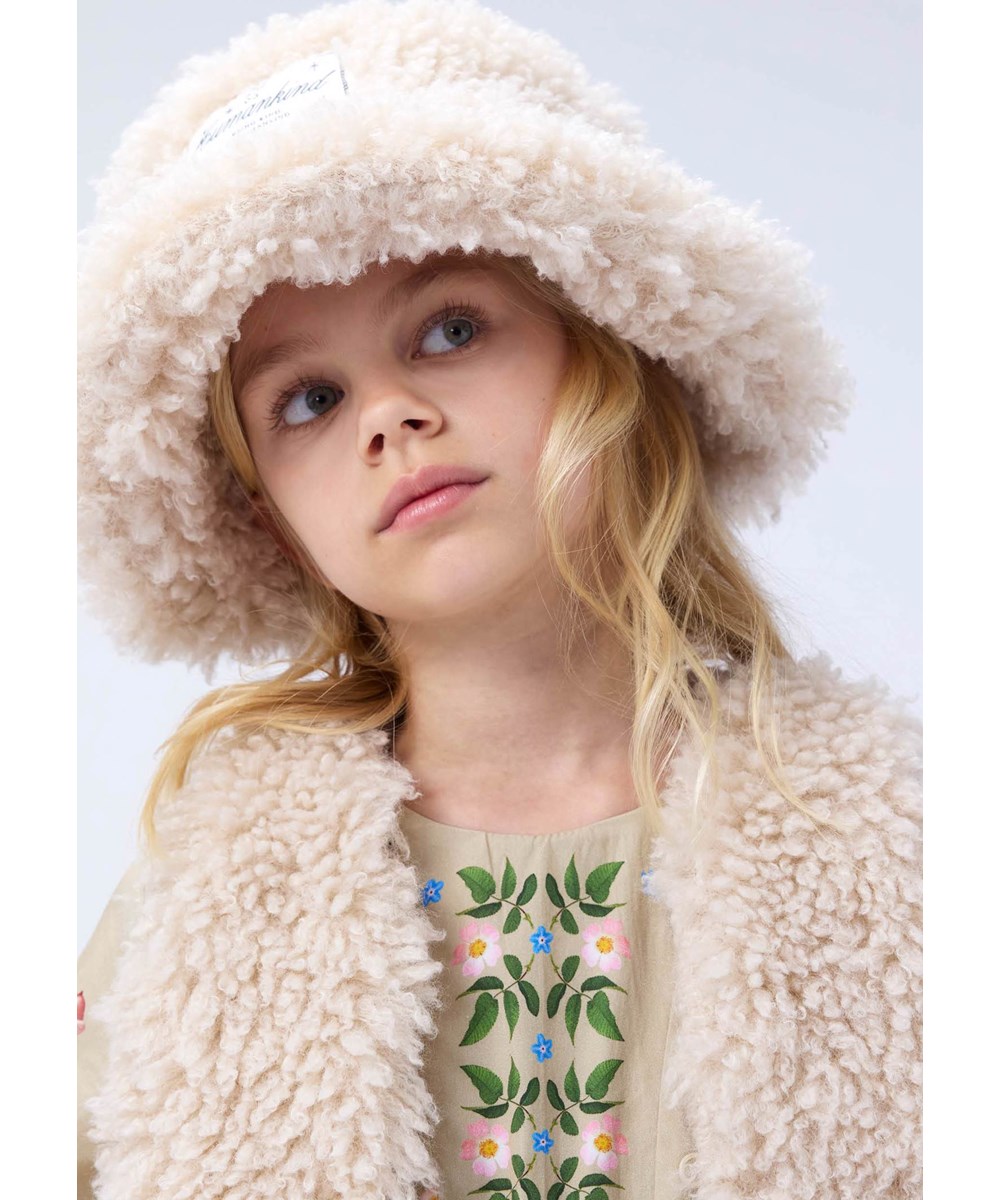 Kylie - Vanilla - Sød cremefarvet fluffy bøllehat i fake-fur stil til børn. 