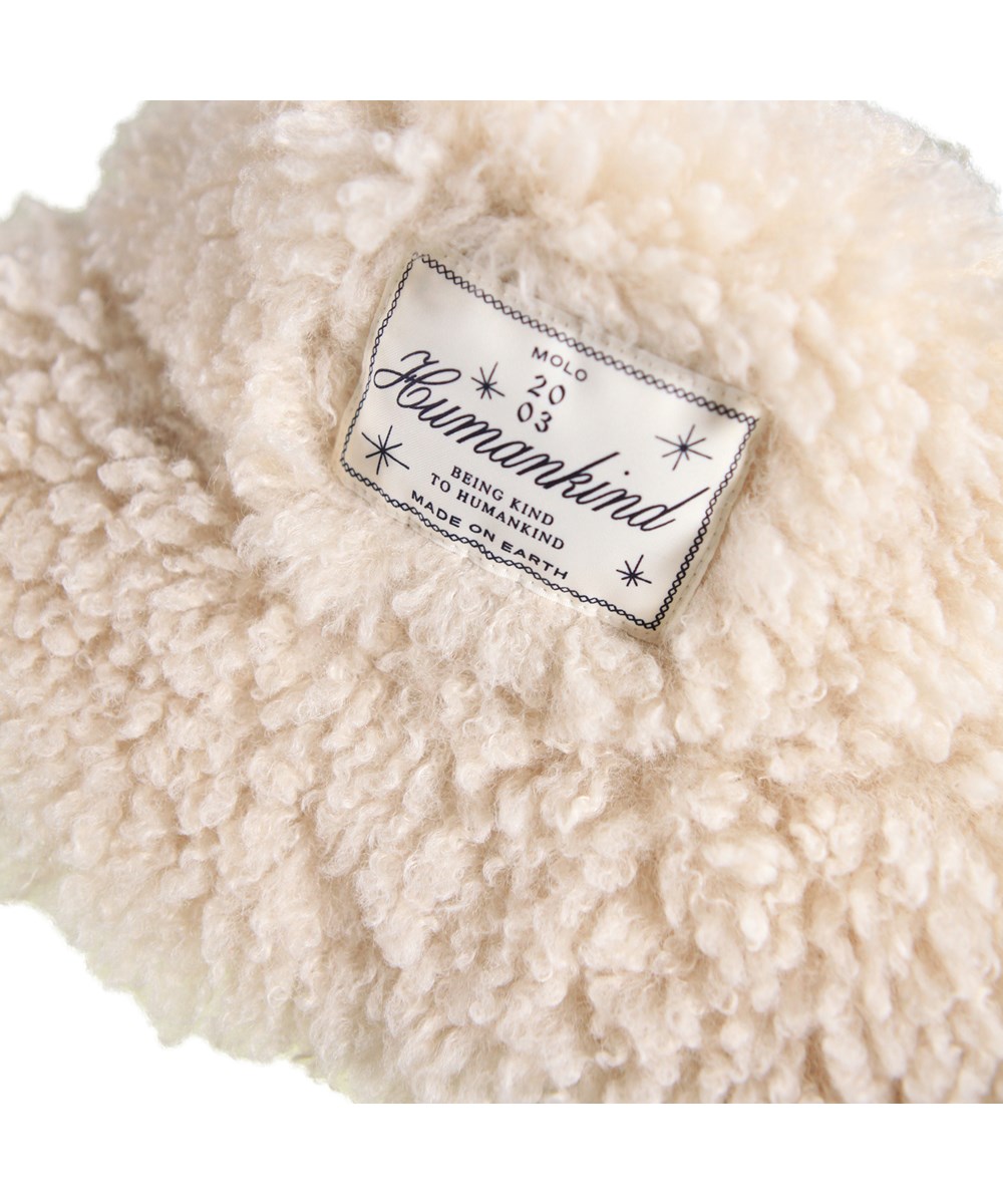 Kylie - Vanilla - Sød cremefarvet fluffy bøllehat i fake-fur stil til børn. 