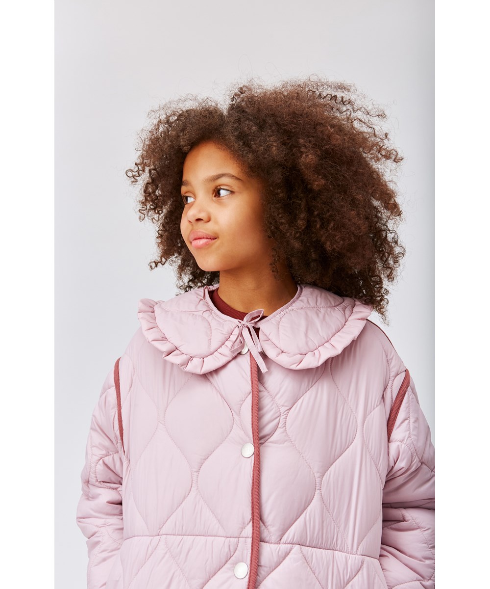 Sillie - Blue Pink - Lyserød quilted krave med bindebånd