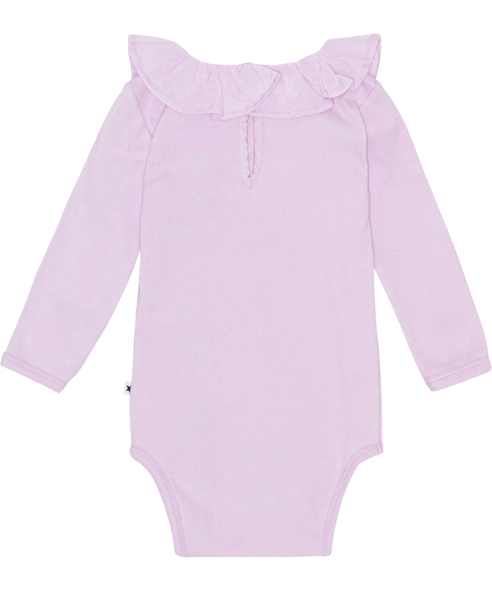 Faye - Alpine Glow - Ljuslila babybody med långa ärmar i ekologisk bomullsjersey med söt poplinkrage.