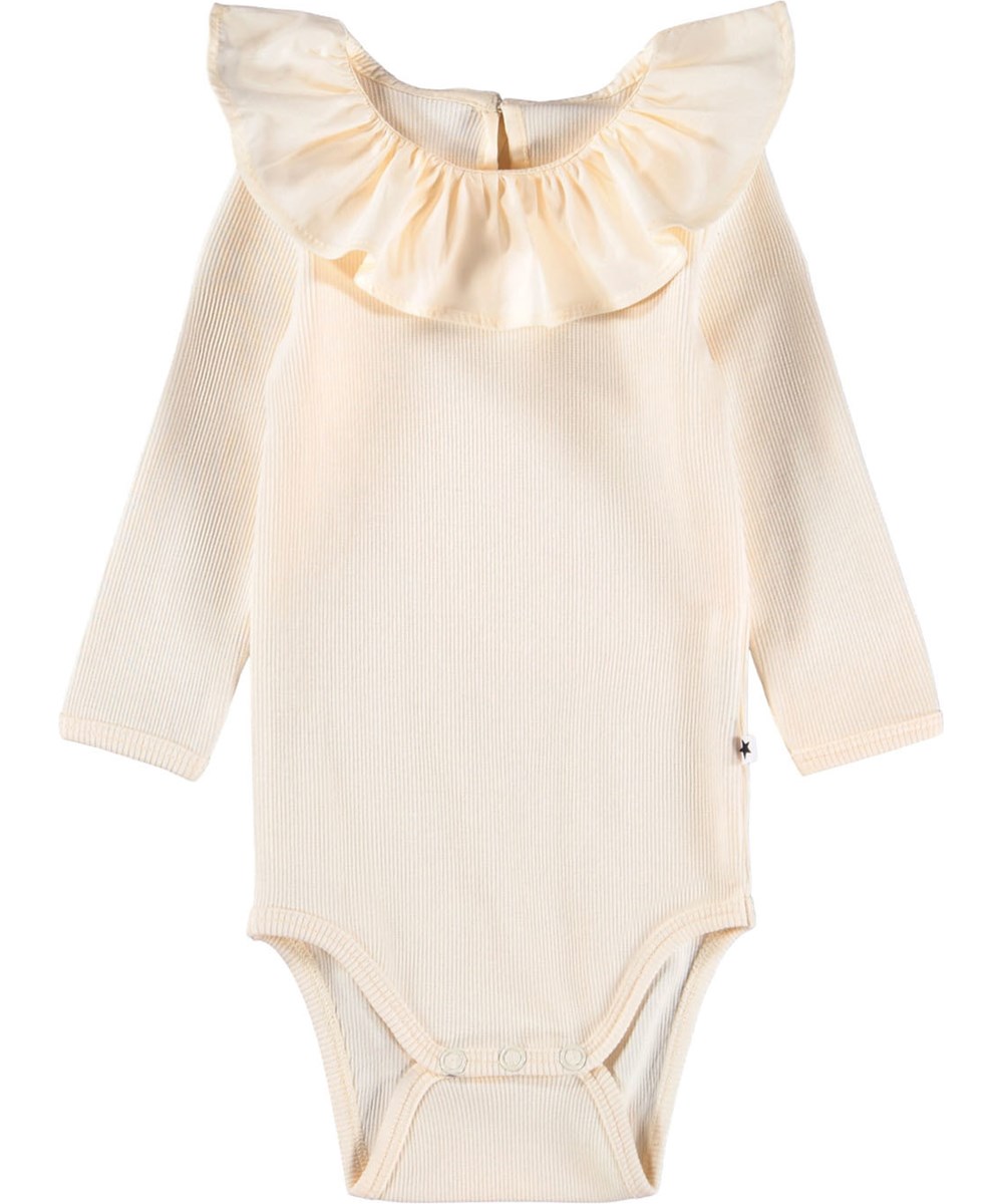 Faye - Buttercream - Krämfärgad långärmad body i ribbad ekologisk bomull med stor krage för baby.