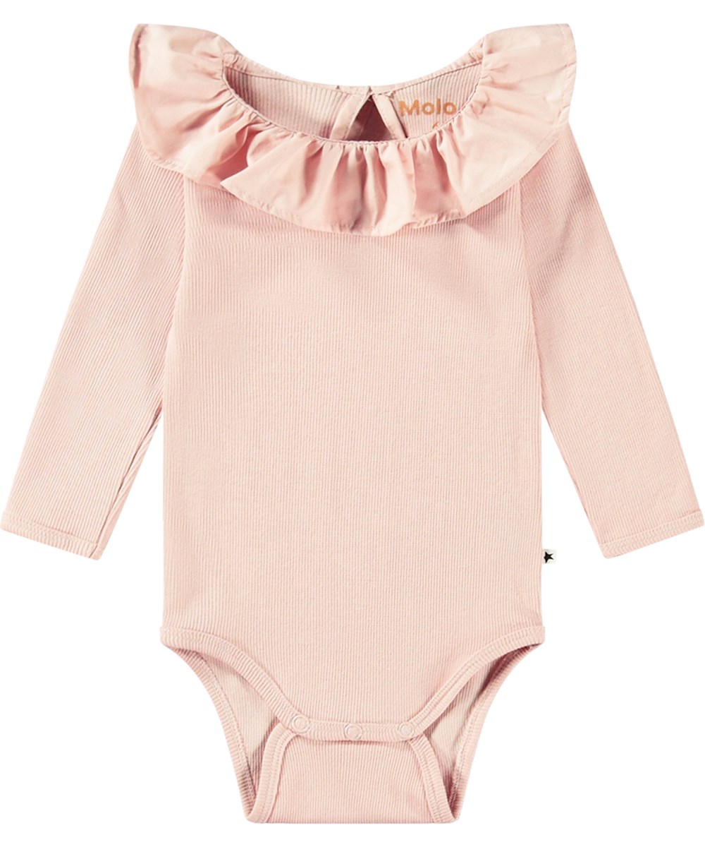 Faye - Petal Blush - Långärmad body i puderfärgad ribbad ekologisk bomull med en poplinkrage och tryckknappar bak och mellan benen.