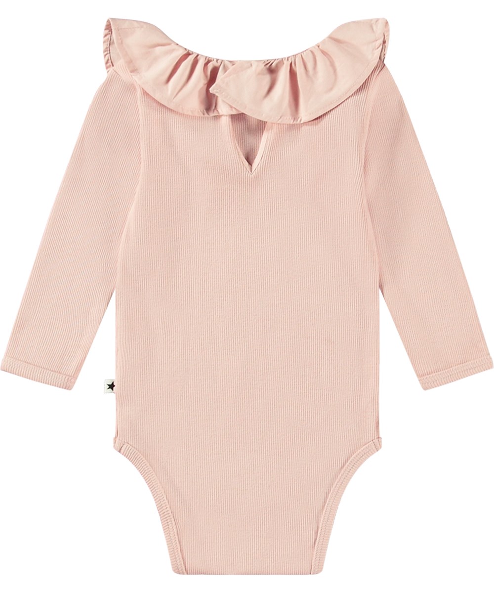 Faye - Petal Blush - Långärmad body i puderfärgad ribbad ekologisk bomull med en poplinkrage och tryckknappar bak och mellan benen.