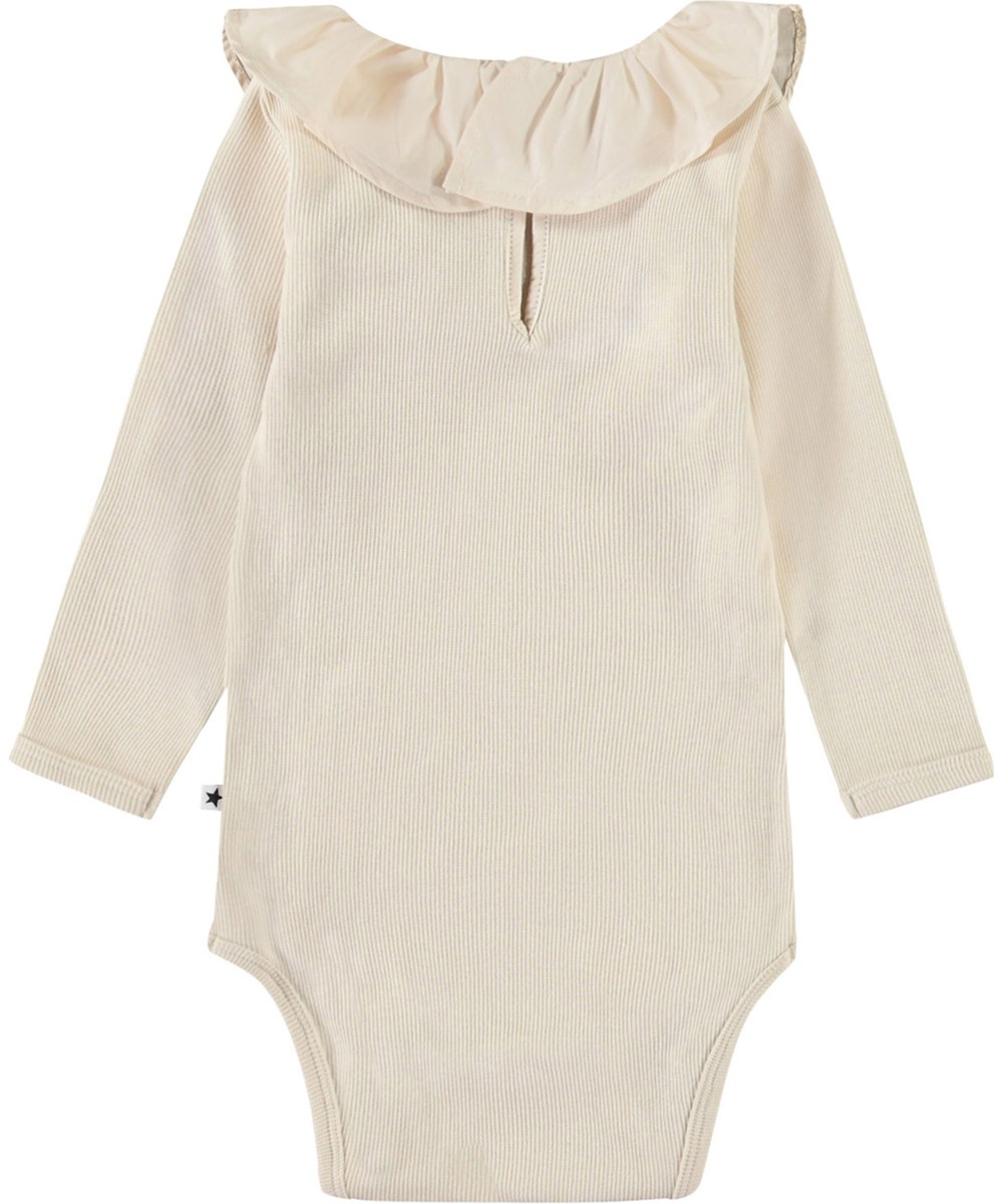 Faye - Summer Sand - Beige långärmad body i ribbad ekologisk bomull för baby.