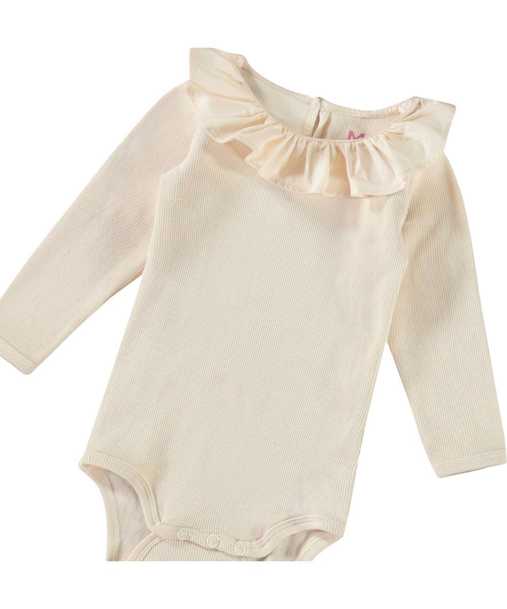 Faye - Summer Sand - Beige långärmad body i ribbad ekologisk bomull för baby.
