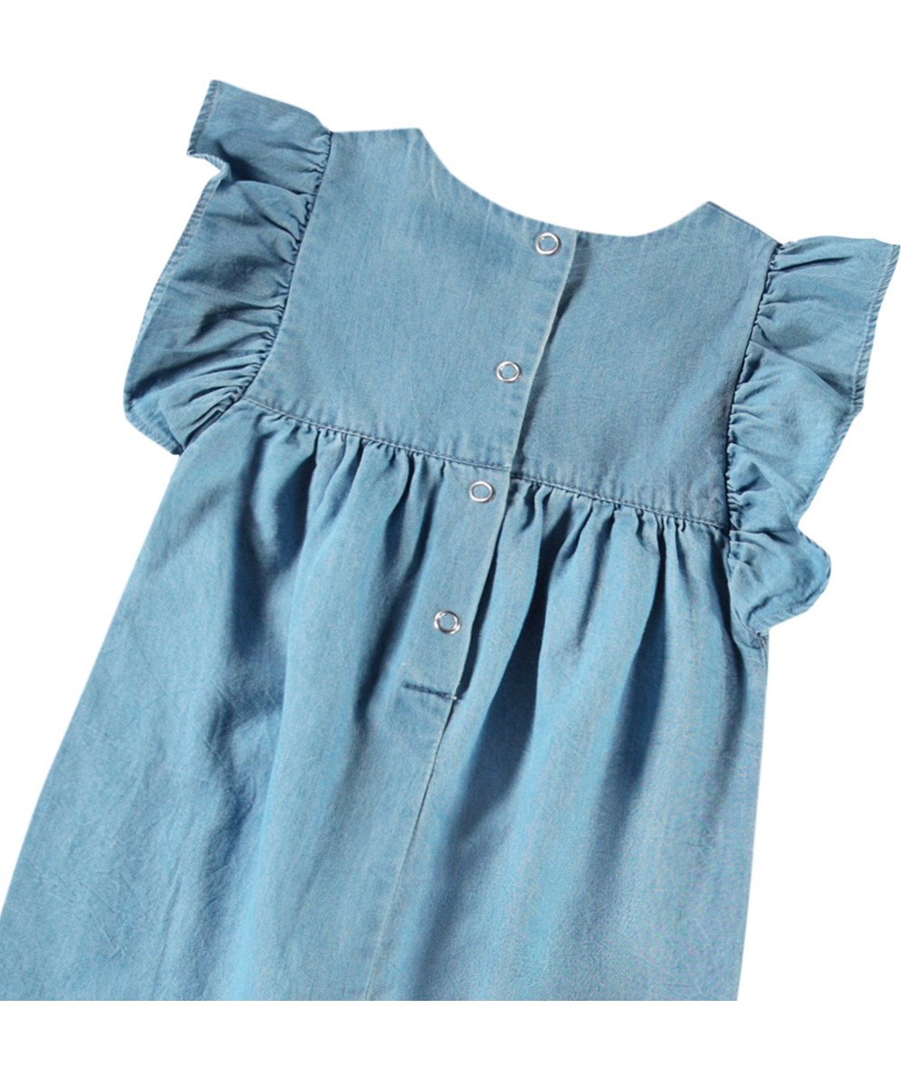 Fifi - Sky Indigo - Ljusblå chambray jumpsuit i ekologisk bomull för baby.