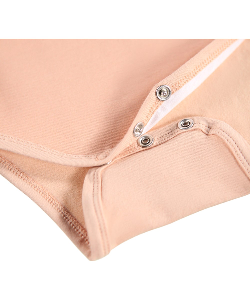 Foss - Squirrel Heart - Rosa långärmad body i ekologisk bomull för baby, med en ekorre och växter.