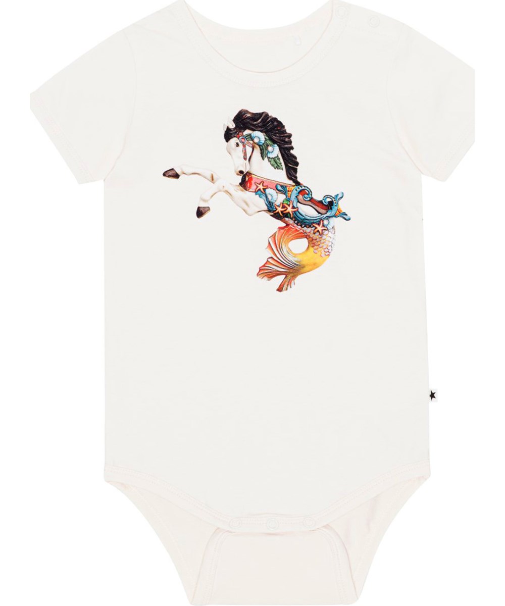 Fossie - Carousel Horse - Kortärmad vit babybody i ekologisk bomullsjersey med färgrikt mönster med karusellhäst. 