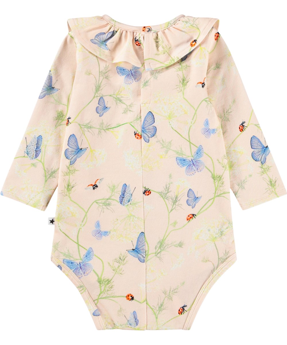 Freya - Butterflys Cloud - Rosa, långärmad body för de små i ekologisk bomull med en volangkrage