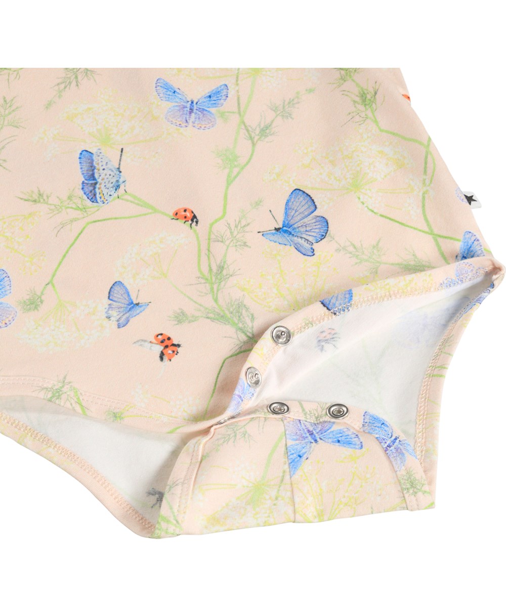 Freya - Butterflys Cloud - Rosa, långärmad body för de små i ekologisk bomull med en volangkrage