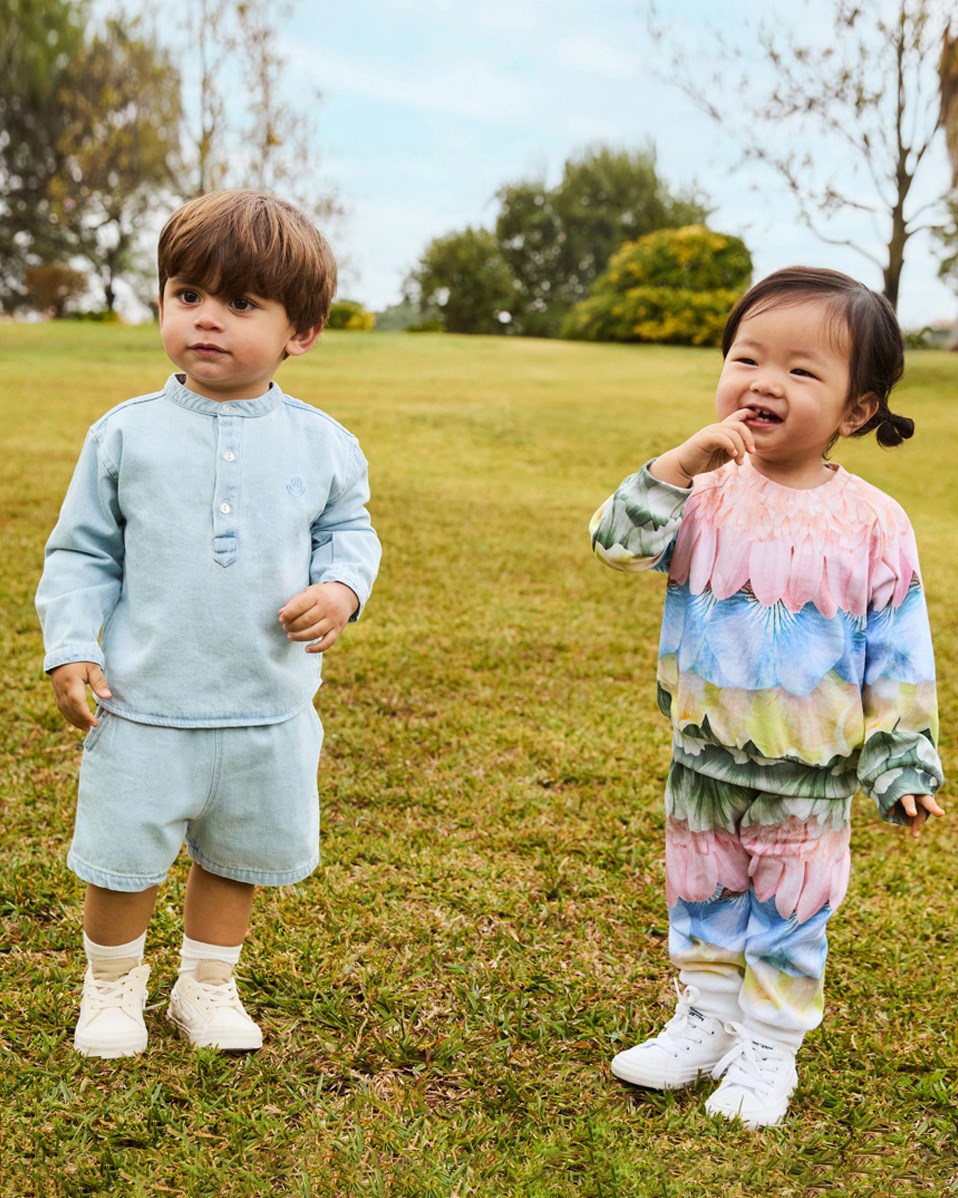 Simeon - Petal Rainbow - Mjuka byxor i ekologisk bomull för baby. Byxorna är flerfärgade med fjädrar och löv.