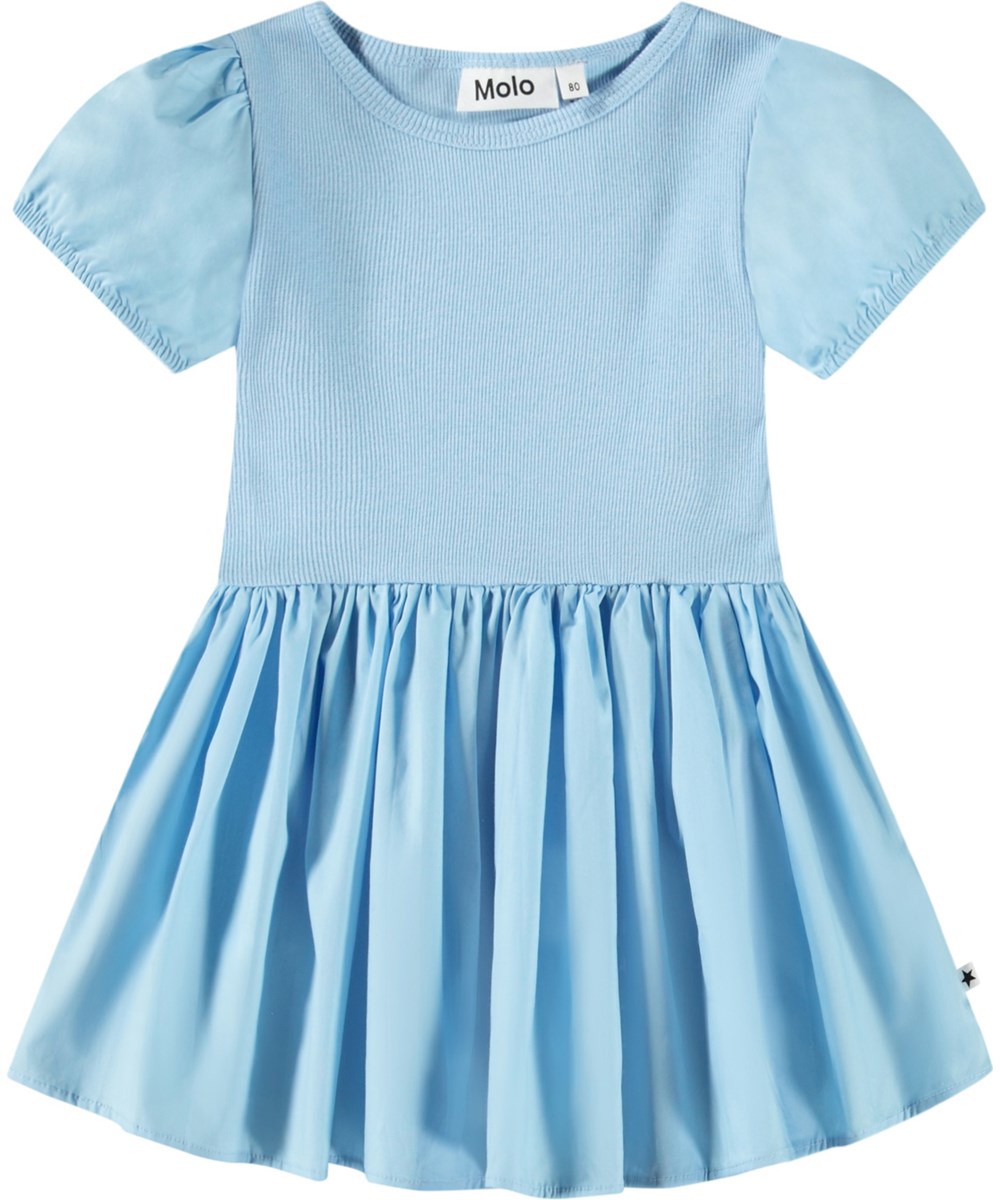 Caitlin - Day Sky - Ljusblå poplindress i ekologisk bomull för baby.