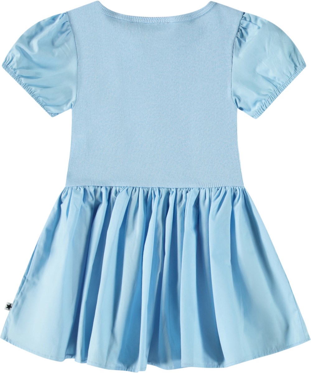 Caitlin - Day Sky - Ljusblå poplindress i ekologisk bomull för baby.