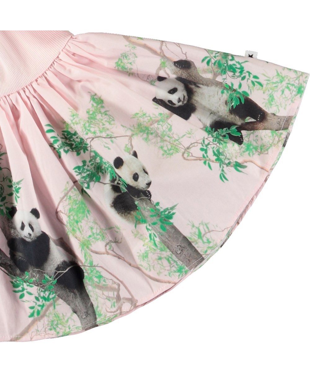 Candi - Cuteness - Långärmad klänning för baby i ekologisk bomull. Klänningen är rosa med pandamönster.