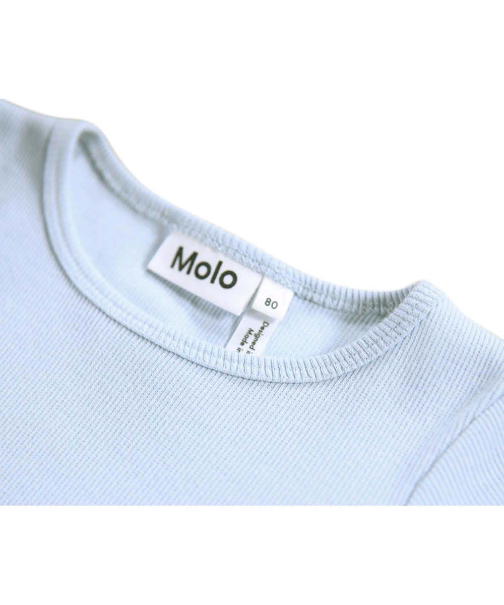 Candi - Teddy Collection - Långärmad babyklänning i ekologisk bomull. Klänningen är ljusblå med virkade björnar.