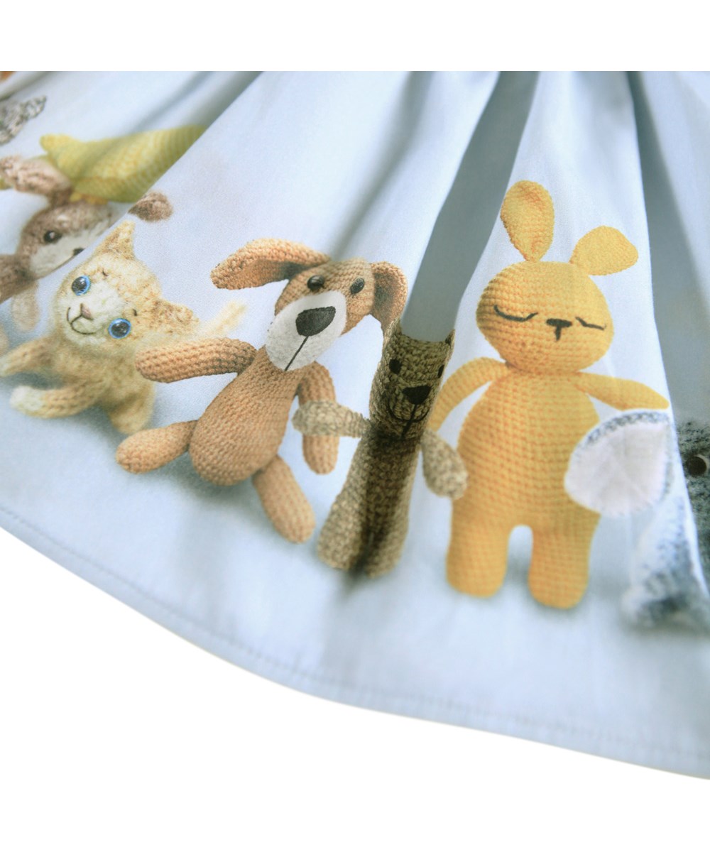 Candi - Teddy Collection - Långärmad babyklänning i ekologisk bomull. Klänningen är ljusblå med virkade björnar.