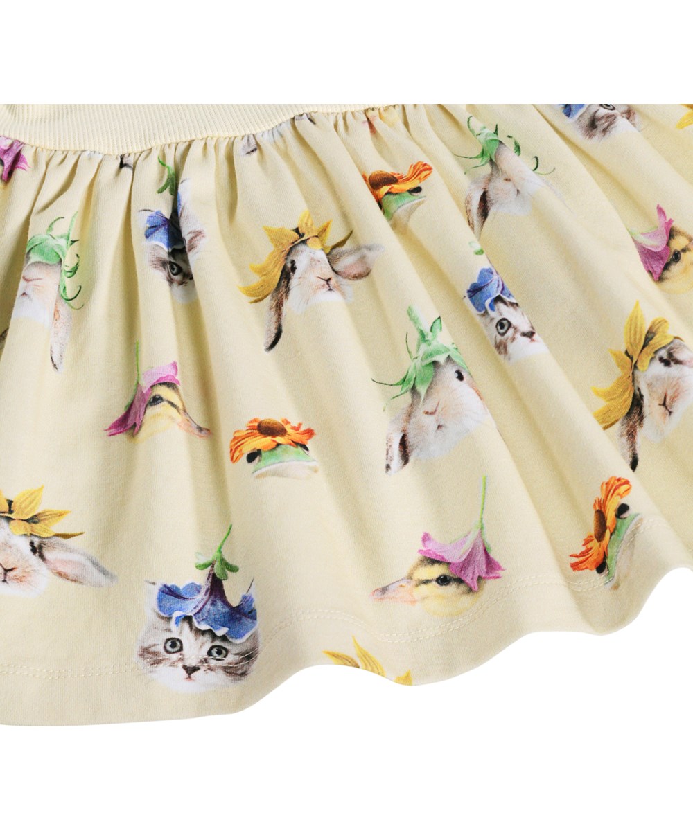 Carel - Floral Fun Baby - Gul, långärmad klänning för de små med djurmotiv på kjolen