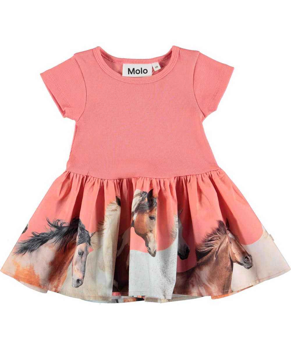 Carin - Horse Border - Korallfärgad klänning med peplum och hästar.