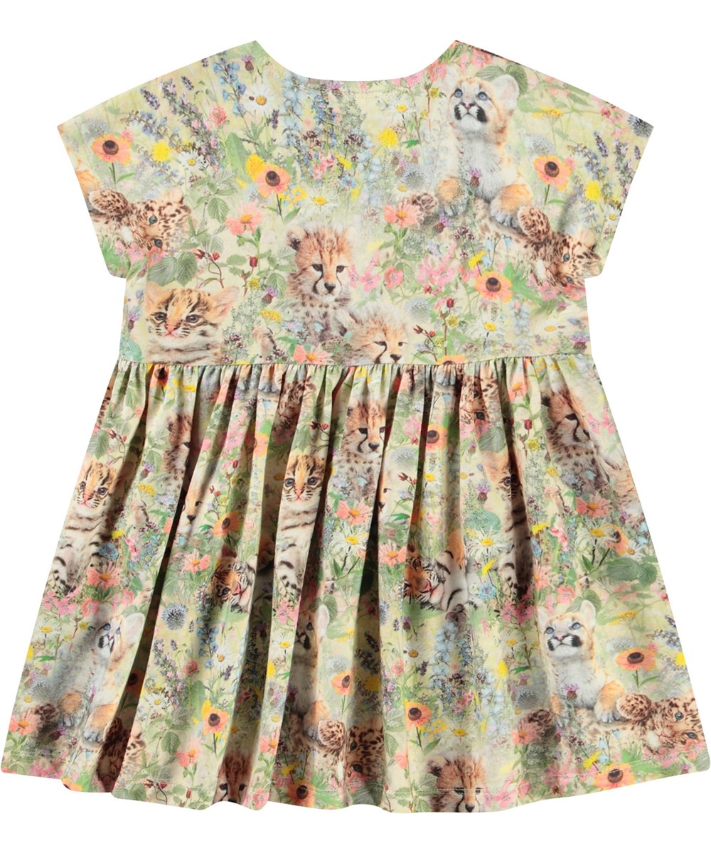 Channi - Meadow Cubs - Klänning med bra volym i ekologisk bomull för baby. Klänningen har ett mönster av babydjur i en blomsterbädd.