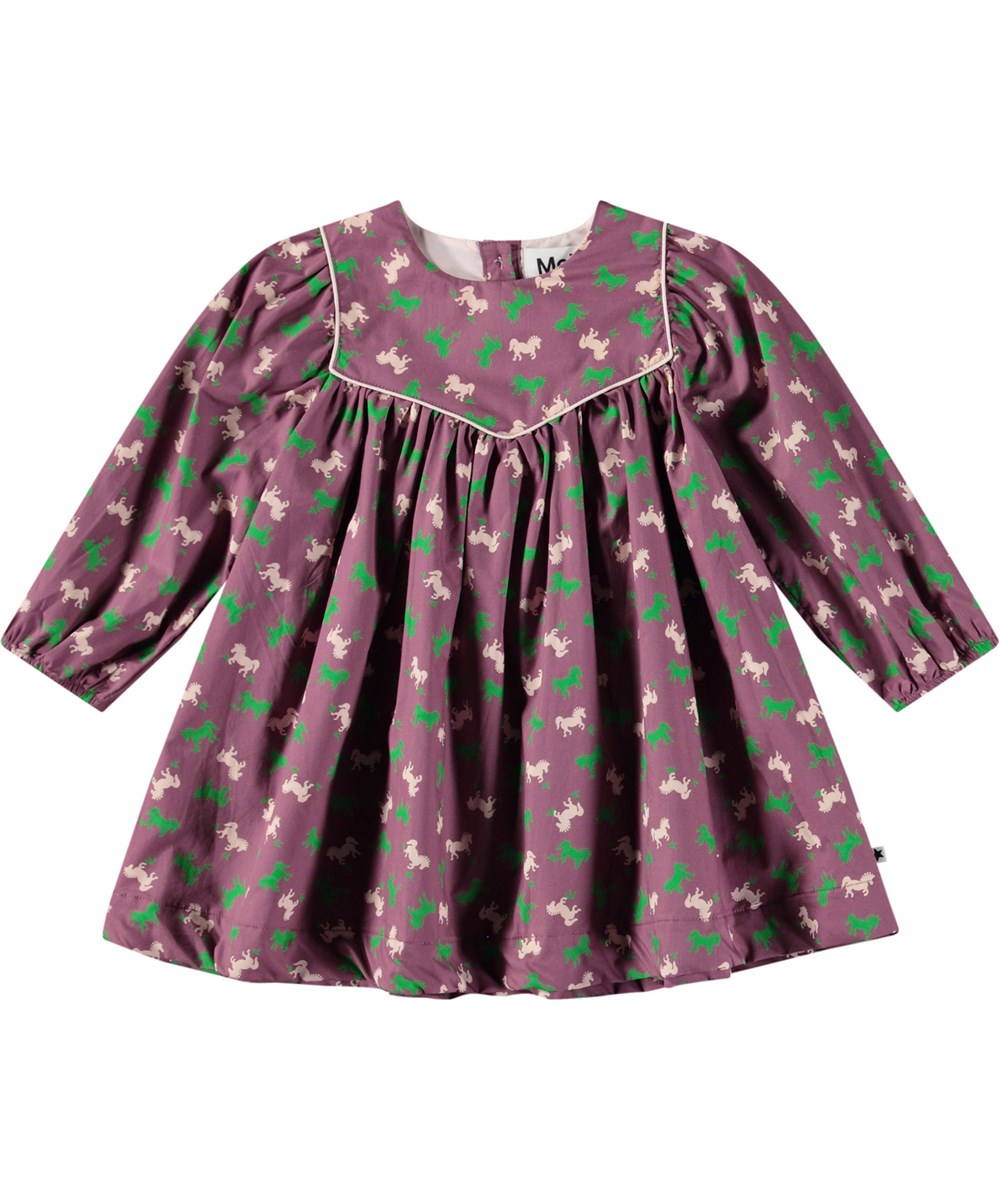 Clair - Giddy-Up Baby - Poplindress i ekologisk bomull för baby. Klänningen är lila med hästmönster i grönt och beige.