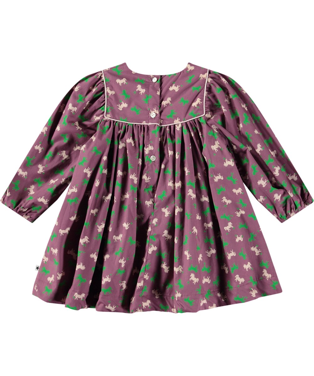 Clair - Giddy-Up Baby - Poplindress i ekologisk bomull för baby. Klänningen är lila med hästmönster i grönt och beige.