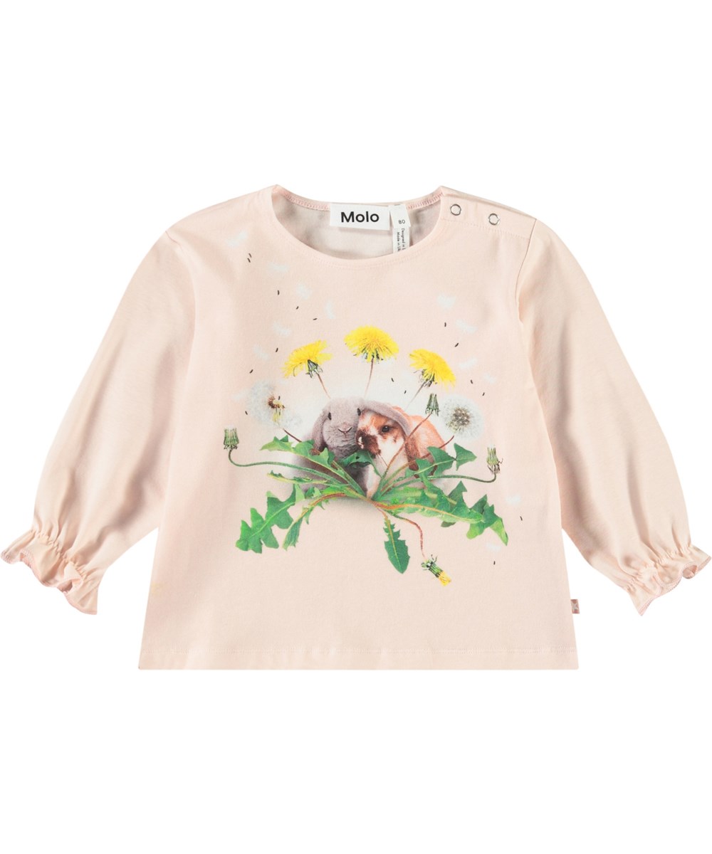 Elina - Rabbit Friends - Långärmad topp i ekologisk bomull för baby. Toppen är rosa med en främre tryck av kaniner och maskrosor.