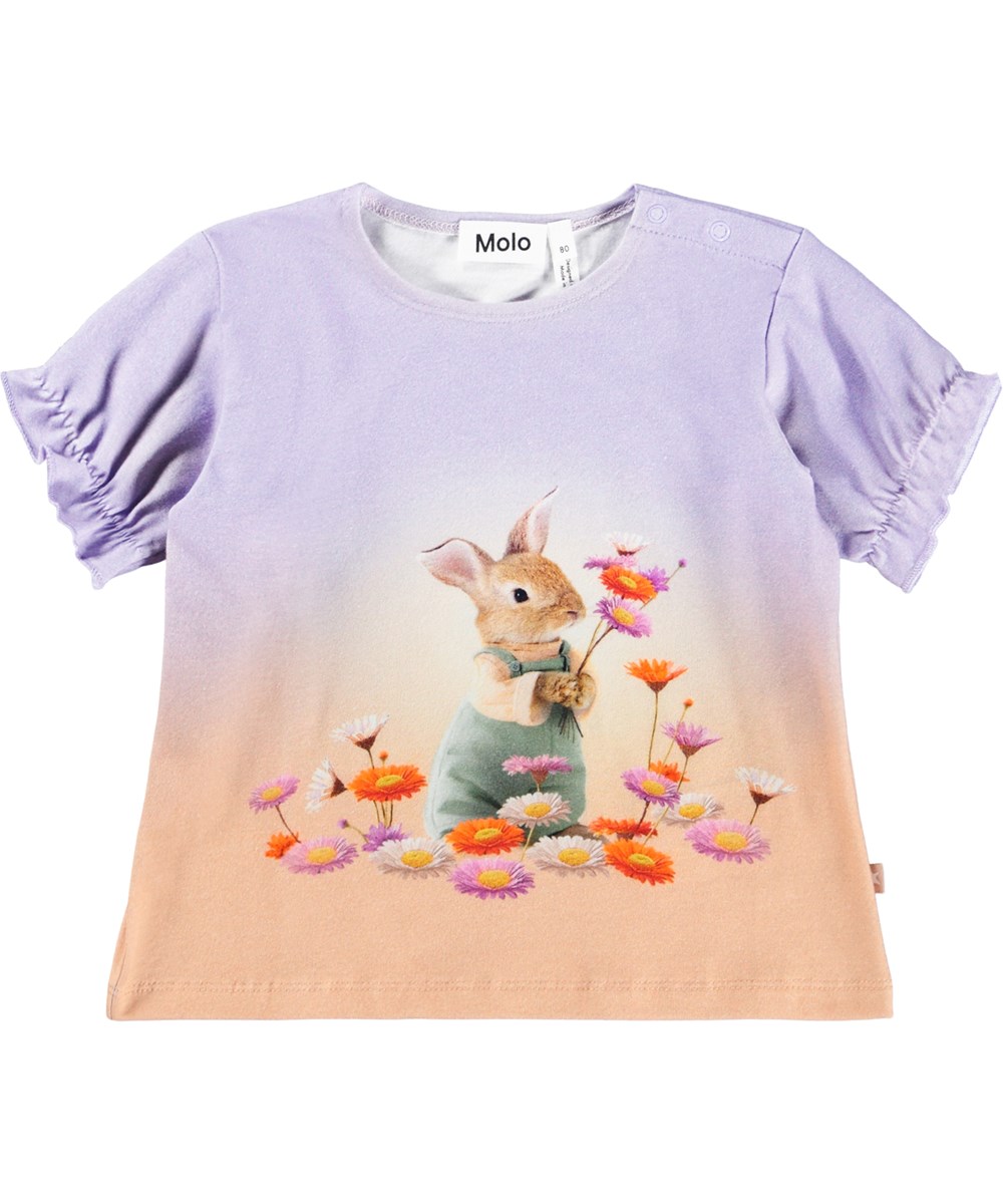 Eline - Dressy Rabbit - Ljuslila och rosa t-shirt med volangdetaljer i ekologisk bomull för baby. T-shirten har en liten kanin och blommor.
