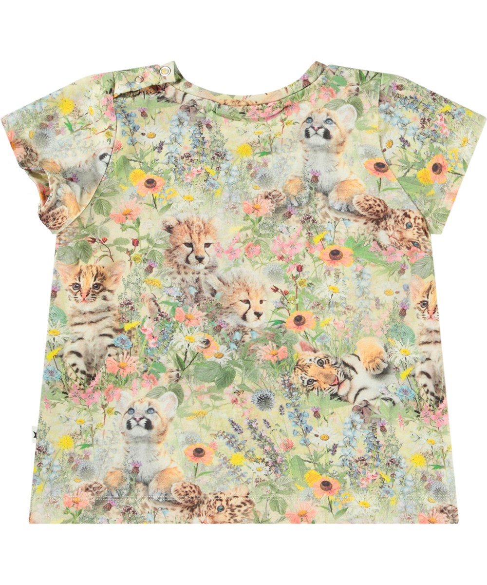 Elly - Meadow Cubs - T-shirt i mjuk ekologisk bomull för baby. T-shirten har en tryck av djurbabys i en blomsterbädd.