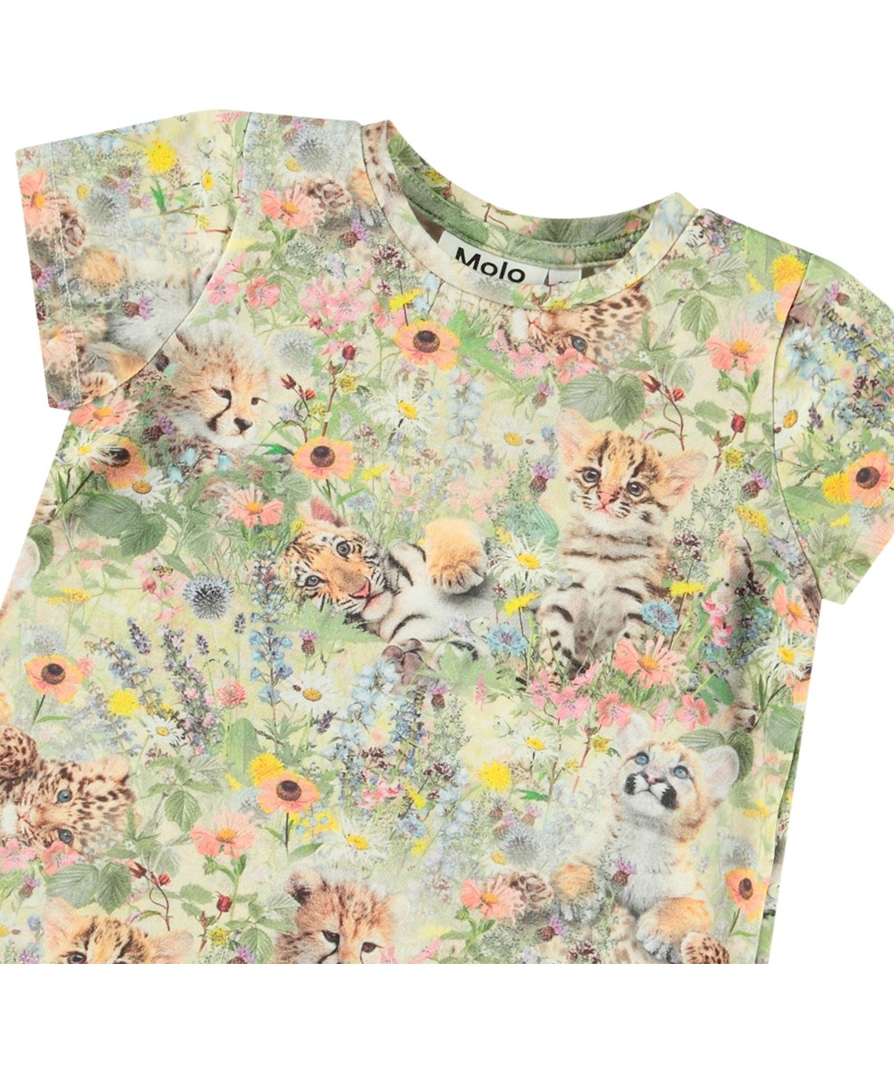 Elly - Meadow Cubs - T-shirt i mjuk ekologisk bomull för baby. T-shirten har en tryck av djurbabys i en blomsterbädd.